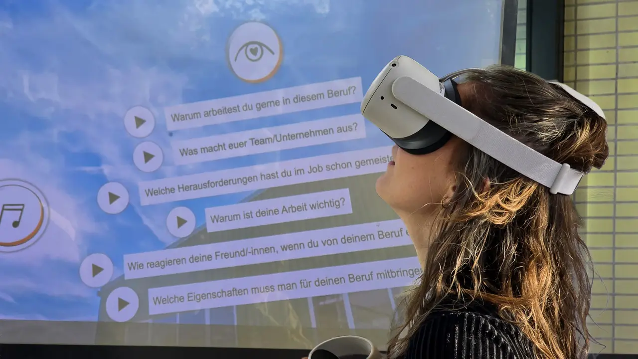 Person mit VR-Brille vor einem Bildschirm mit Job Dive-Berufsfeldpanorama
