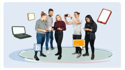 Schülergruppe mit unterschiedlichen Devices