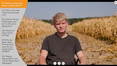 Interview mit einem Auszubildenden der in einem Kornfeld sitzt