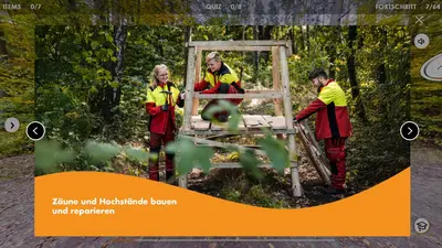 Auszubildende reparieren einen Hochsitz